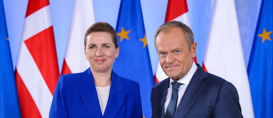 "Europa jest też w strefie zagrożenia. Cieszę się, że pani premier pozytywnie zareagowała na propozycję dołączenia Polski do projektu budowy skutecznej żelaznej kopuły chroniącej nasze europejskie niebo przed potencjalnymi atakami rakietowymi" - powiedział premier Donald Tusk podczas wspólnej konferencji prasowej z premier Danii Mette Frederiksen. Szefowa duńskiego rządu przyznała, że wraz z polskim premierem zgadzają się, iż "UE powinna robić więcej w dziedzinie bezpieczeństwa i wzmacniać NATO, tak, aby Putin nie mógł zmieniać granicy Europy siłą".