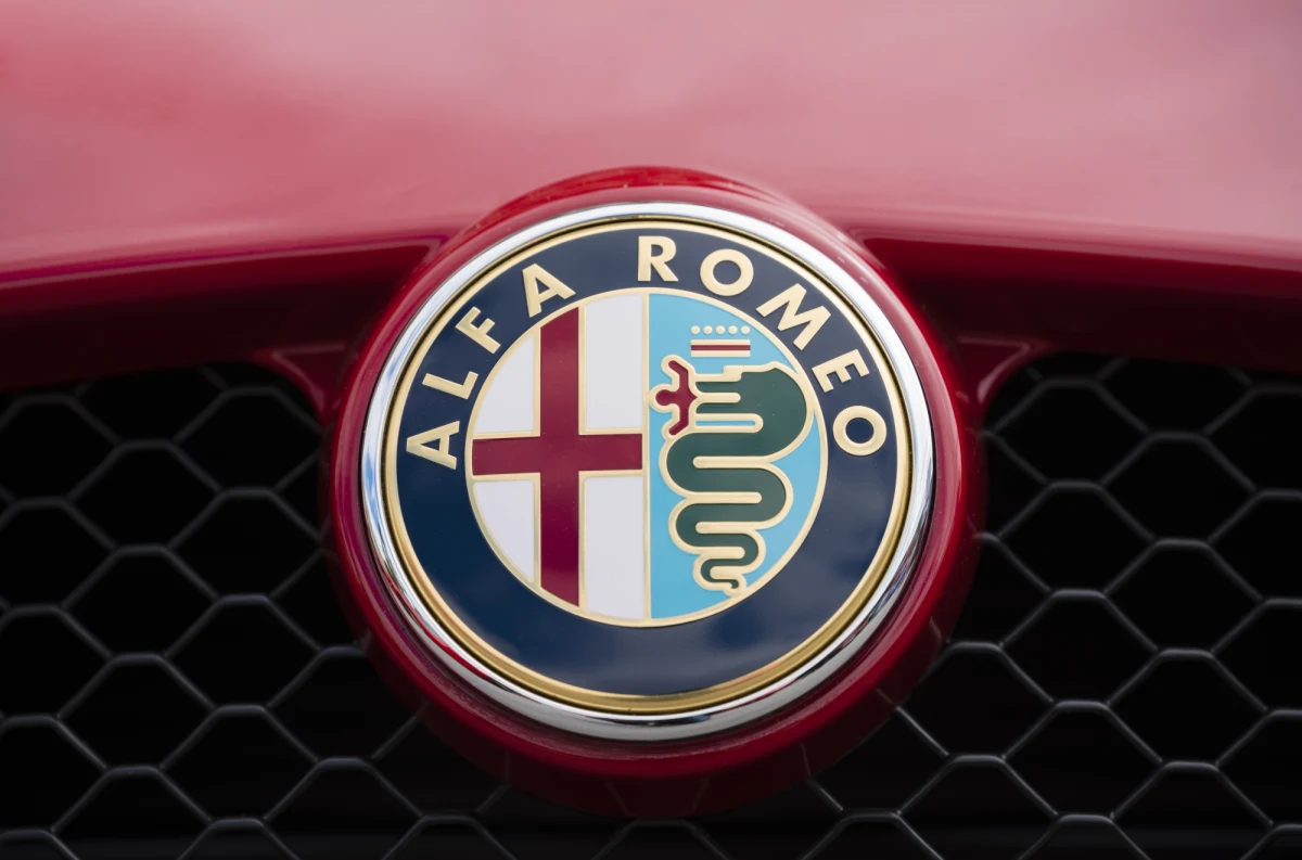 Alfa Romeo ugięła się pod presją ze strony rządu włoskiego i zmieniła nazwę samochodu, który ma być produkowany w Tychach. Chodzi o model pierwotnie nazwany Milano. Decyzją firmy będzie się on nazywał Junior. Sprawa otarła się o zabronioną praktykę tzw. Italian sounding.