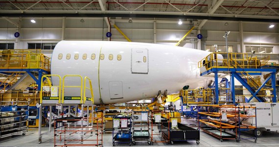 Boeing oświadczył, że jest "pewny bezpieczeństwa i trwałości samolotów 787 i 777". Amerykański koncern zapewnia również, że od początku roku znacząco wzrosła liczba zgłoszeń pracowników dotyczących jakości produkowanych maszyn. Deklaracje padają na dzień przed zaplanowanym w tej sprawie przesłuchaniem w Kongresie. Jeden z sygnalistów zwraca uwagę na wady konstrukcyjne i produkcyjne w kadłubach samolotów. 