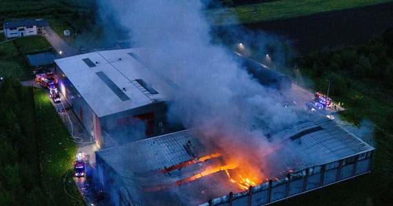 Płonie sortownia śmieci w Przemyślu. Z  ogniem, który zauważono o poranku, walczy kilkanaście jednostek straży pożarnej.