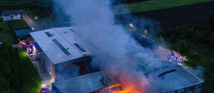 Płonie sortownia śmieci w Przemyślu. Z  ogniem, który zauważono o poranku, walczy kilkanaście jednostek straży pożarnej.