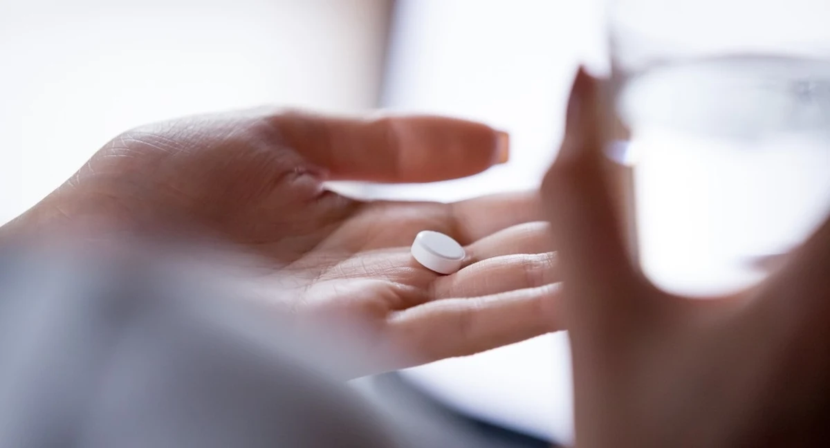 Wiele krytycznych uwag do nowych przepisów w sprawie pigułki "dzień po" złoży Naczelna Rada Lekarska - dowiedział się dziennikarz RMF FM. Chodzi o nowe rozporządzenie Ministerstwa Zdrowia, które od maja ma ułatwić dostęp do antykoncepcji awaryjnej. Konsultacje publiczne propozycji przepisów potrwają do środy. Od maja, zgodnie z planem resortu zdrowia, receptę na pigułkę "dzień po" poza lekarzami, będą mogli wystawiać także farmaceuci i położne.