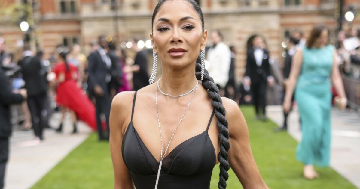 Nicole, Scherzinger, pojawiła, gali, Olivier, Awards, Londynie, Piosenkarka, zachwyciła, elegancką, kreacją, która, podkreśliła, 45-letnia gwiazda zachwyciła. Sukienka podkreśliła wszystkie atuty sylwetki