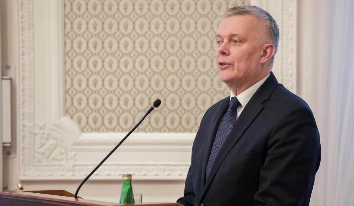 W najbliższym czasie do parlamentu trafi raport dotyczący stosowania przez służby systemów kontroli operacyjnej - w tym Pegasusa. Wówczas powinniśmy poznać liczbę osób, które były inwigilowane przy pomocy izraelskiego oprogramowania. Dziś minister koordynator służb specjalnych Tomasz Siemoniak przyznaje, że Pegasusem inwigilowanych było "ponad 500 osób".