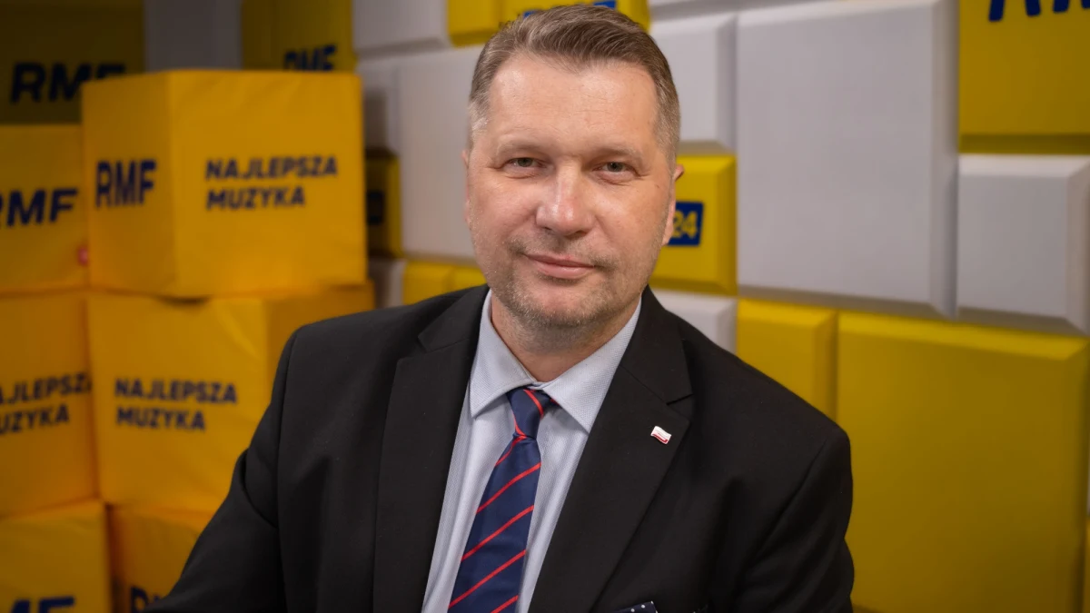 "Wyjątkowo nieuczciwi oszuści z Brukseli w końcu jednak zwrócili Polakom pieniądze, które niezgodnie z prawem przetrzymywali 2 lata" - tak poseł Prawa i Sprawiedliwości Przemysław Czarnek skomentował fakt, że 27 mld zł wpłynęło wczoraj na konto Polski z Krajowego Planu Odbudowy. "Wyjątkowi oszuści z Brukseli - oddajcie nam natychmiast wszystkie pieniądze!" - dodał w Porannej rozmowie w RMF FM. 