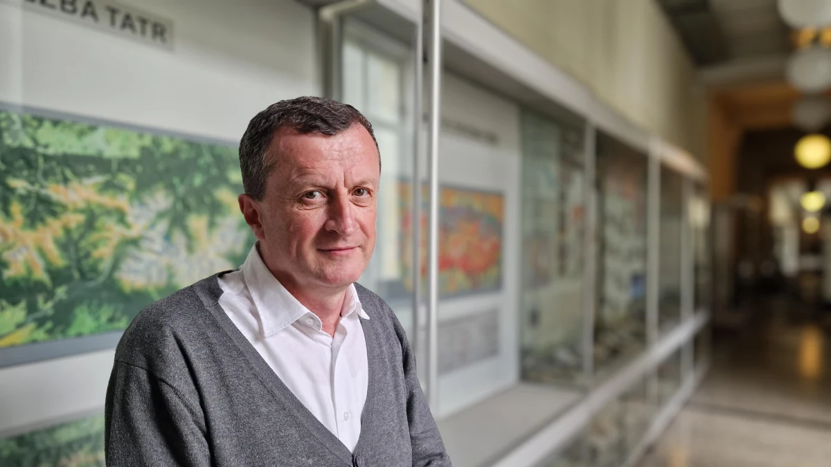 Naukowiec z Akademii Górniczo-Hutniczej w Krakowie zaprojektował system komputerowy monitorujący bezpieczeństwo turystów. Aplikacja, korzystając z danych lokalizacyjnych, może alarmować ratowników o zgubieniu przez turystę szlaku czy przebywaniu na nim w czasie załamania pogody.