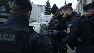 Człowiek leży na chodniku, nikt nie reaguje. Policja z apelem