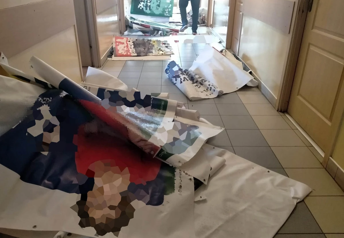 116 banerów różnych komitetów wyborczych znaleźli policjanci w gospodarstwie w powiecie sokołowskim (woj. mazowieckie). Małżeństwo, które bez zgody komitetów wyborczych ściągnęło i zabrało materiały wyborcze do domu, usłyszało zarzuty ich kradzieży – poinformowała policja.
