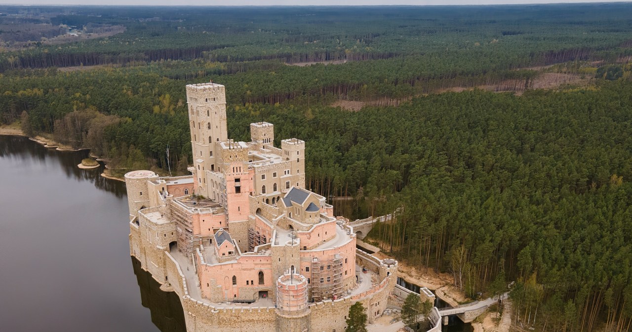 Zamek, Stobnicy, wielkopolskie, budowla, której, wielu, jest, głośno, polskich, mediach, Choć, budowa, zamku, właściwie, budynku Specjalna impreza w zamku w Stobnicy. Właściciele zapowiadają oblężenie