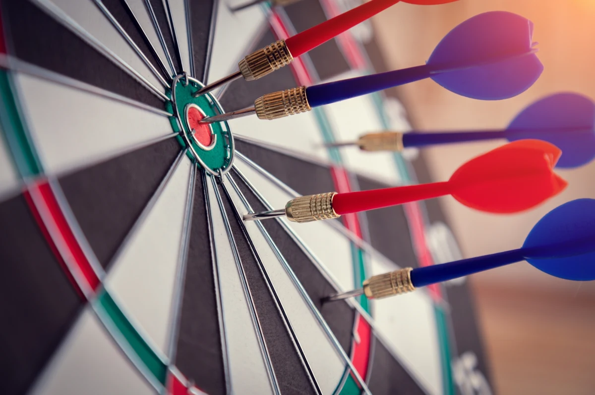 ​Policjanci ze Świętochłowic zatrzymali 36-latka, który w jednym z barów w tym mieście, oddając strzały z wiatrówki, zranił śrutem dwóch mężczyzn; wcześniej pokłócił się z nimi podczas turnieju w darta tzw. rzutki.  Za narażenie ludzi na bezpośrednie niebezpieczeństwo utraty życia albo ciężki uszczerbek na zdrowiu, grozi mu kara nawet do 3 lat więzienia.

