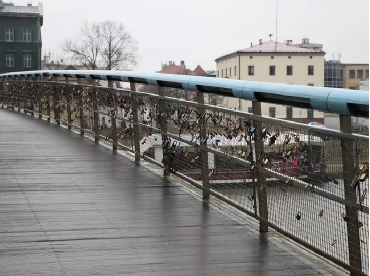 Muzeum Krakowa poszukuje zakochanych, którzy w przeszłości przypinali kłódki na kładce ojca Bernatka. Przeprawa przechodzi obecnie remont, dlatego kłódki zostały ściągnięte. Kilka z nich trafiło do magazynu Muzeum Krakowa.