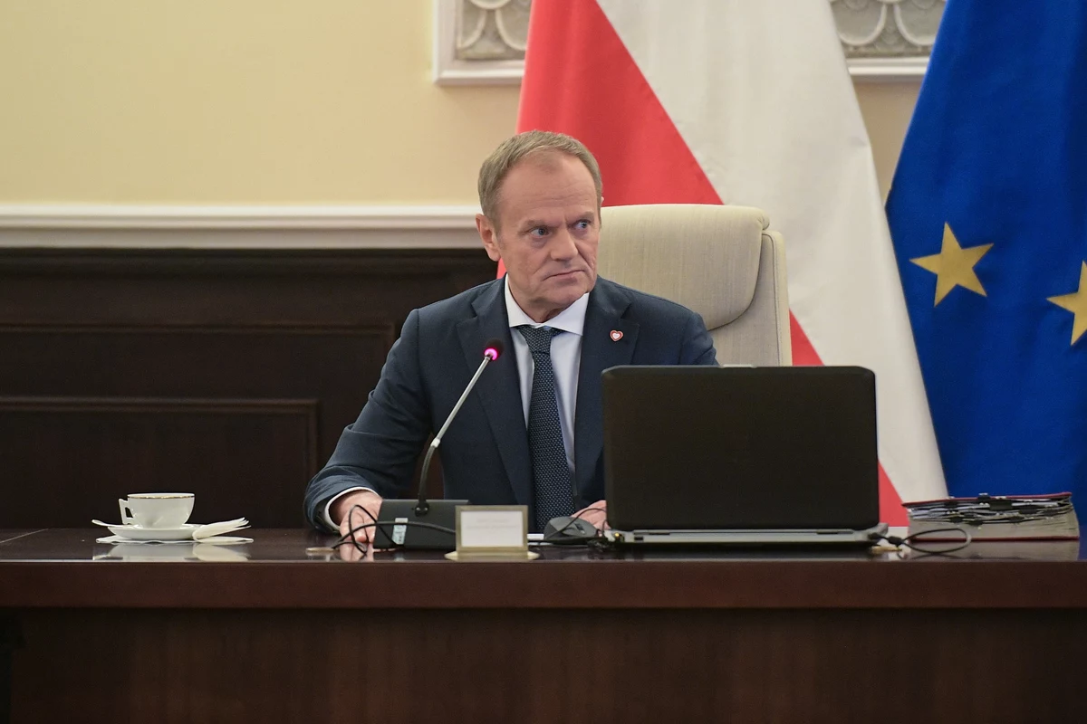 Trwa posiedzenie rządu. Pierwsza część odbywa się w trybie zastrzeżonym. W związku z sytuacją na Bliskim Wschodzie premier Donald Tusk zaprosił na to posiedzenie szefa BBN Jacka Siewierę, szefa SGWP gen. Wiesława Kukułę i dowódcę operacyjnego RSZ gen. dyw. Macieja Klisza. 