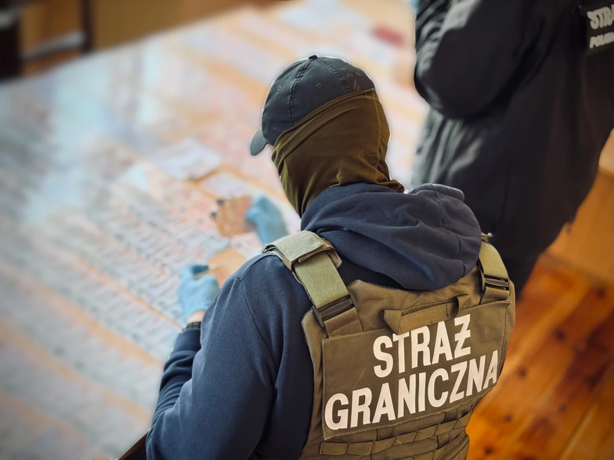 Funkcjonariusze straży granicznej zatrzymali 25-letnią Ukrainkę, która fałszowała dokumenty. W jednym z mieszkań w Gdańsku śledczy znaleźli ponad 2750 sztuk podrobionych dowodów osobistych, praw jazdy i paszportów, których czarnorynkowa wartość szacowana jest nawet na 14,5 mln zł. 