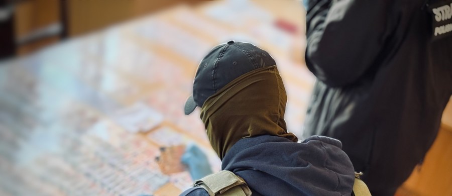 Funkcjonariusze straży granicznej zatrzymali 25-letnią Ukrainkę, która fałszowała dokumenty. W jednym z mieszkań w Gdańsku śledczy znaleźli ponad 2750 sztuk podrobionych dowodów osobistych, praw jazdy i paszportów, których czarnorynkowa wartość szacowana jest nawet na 14,5 mln zł. 