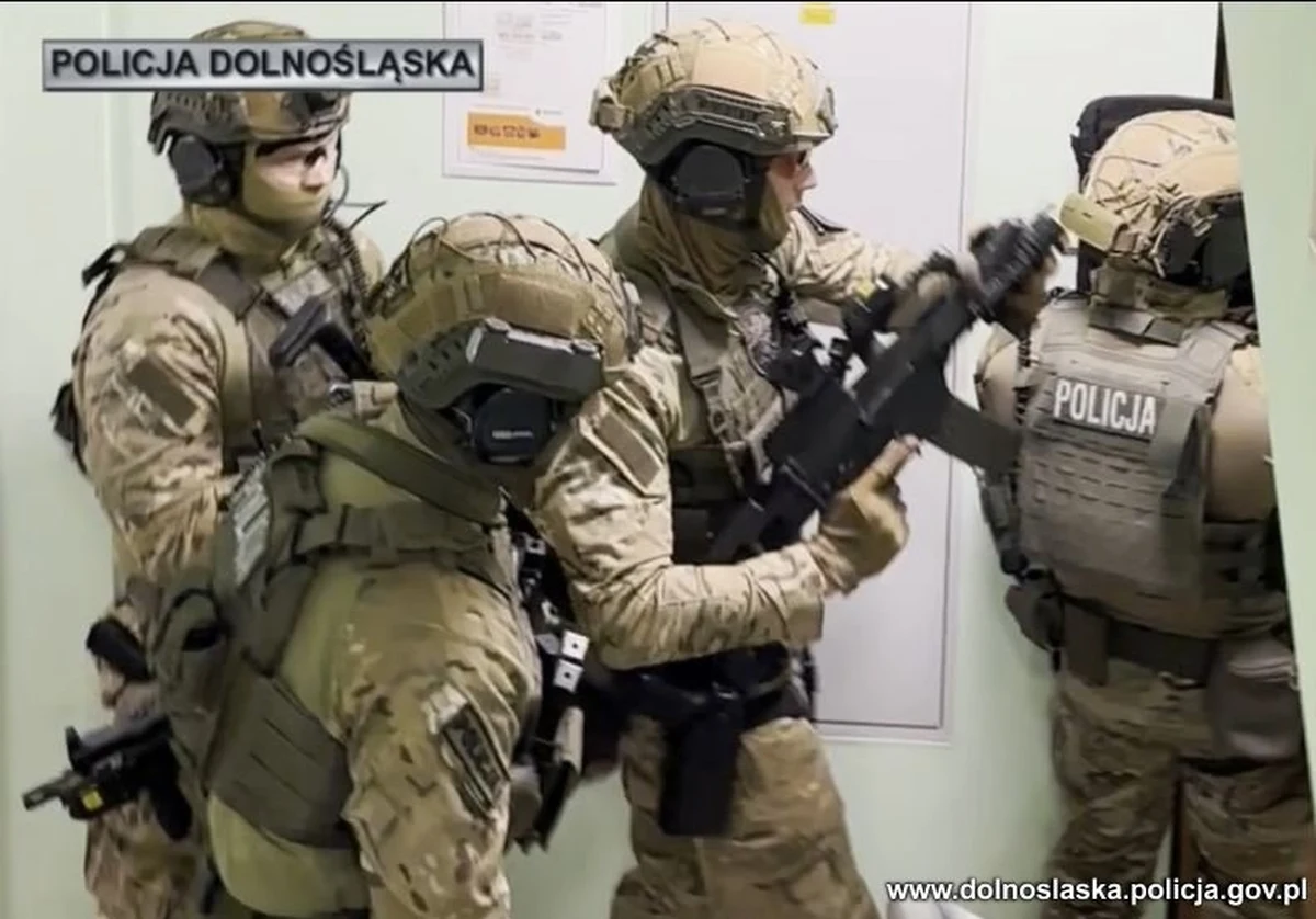 Funkcjonariusze Wydziału Poszukiwań i Identyfikacji Osób z KWP we Wrocławiu zatrzymali 36-letniego wrocławianina, podejrzewanego o udział w zorganizowanej grupie przestępczej związanej z narkotykami oraz o udział w strzelaninie w 2018 roku. Mężczyzna został przewieziony do aresztu, grozi mu do 8 lat pozbawienia wolności.