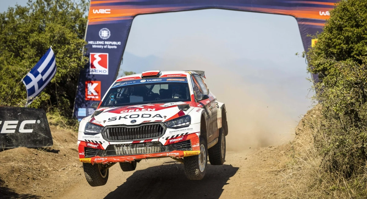 Miko Marczyk i Szymon Gospodarczyk przygotowali dla wszystkich polskich kibiców ogromną niespodziankę. Załoga ORLEN Team wystartuje bowiem w pierwszej rundzie sezonu Rajdowych Samochodowych Mistrzostw Polski (RSMP), czyli 52. Rajdzie Świdnickim. Dla dwukrotnych mistrzów Polski będzie to trzeci wspólny start w tej imprezie. Wcześniej wygrali tam w sezonie 2019. 