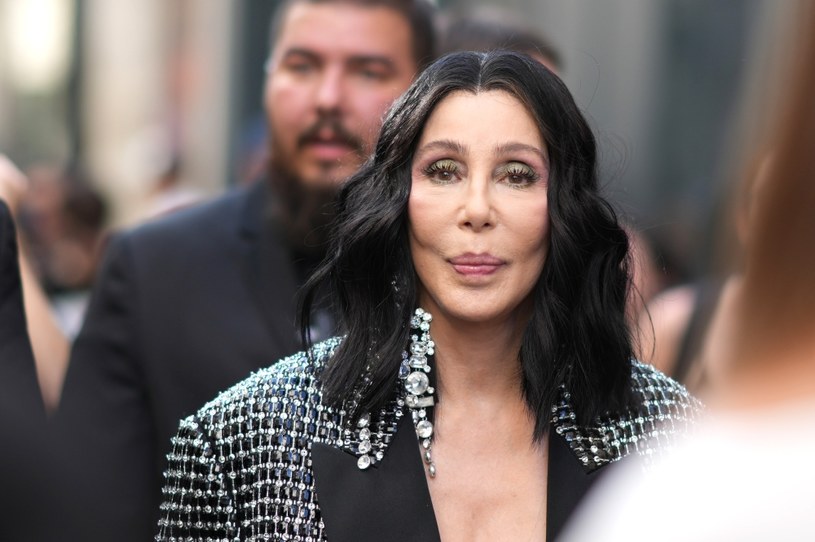 Jak przekazał magazyn "People", syn wokalistki złożył wniosek przeciwny wobec jej próśb o uzyskanie tymczasowej kurateli nad 47-latkiem. Elijah Blue Almman uważa, że nie potrzebuje pomocy Cher, a poza tym ona sama jest niezdolna do jej udzielenia.