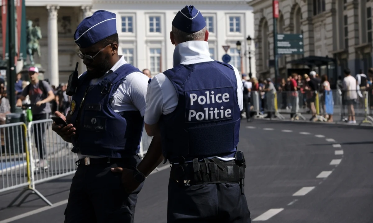 ​Międzynarodówka skrajnej prawicy niemile widziana w Brukseli i przeganiania z miejsca na miejsce. Emir Kir, burmistrz jednej z brukselskich gmin, poinformował tuż po południu na platformie X, że wydał zakaz organizowania Narodowej Konferencji Konserwatyzmu. Na miejsce przybyła policja i uczestnicy musieli opuścić centrum kongresowe.