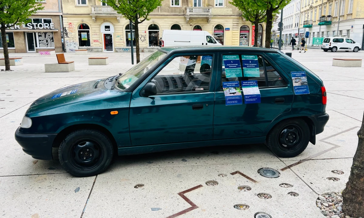 ​Mandat niższy niż opłata parkingowa? To możliwe, o czym świadczy zaparkowana na środku warszawskiego placu Pięciu Rogów kilkudziesięcioletnia skoda. Właściciel pojazdu mówi wprost - to prowokacja, która ma pokazać walkę z patologiami parkowania w Polsce.