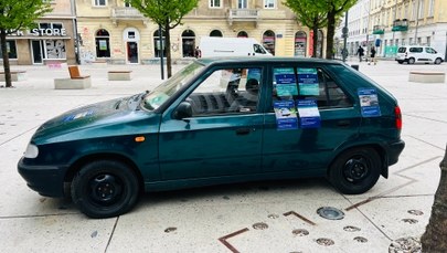 Stare auto na środku warszawskiego placu. "To walka z patologią parkowania"