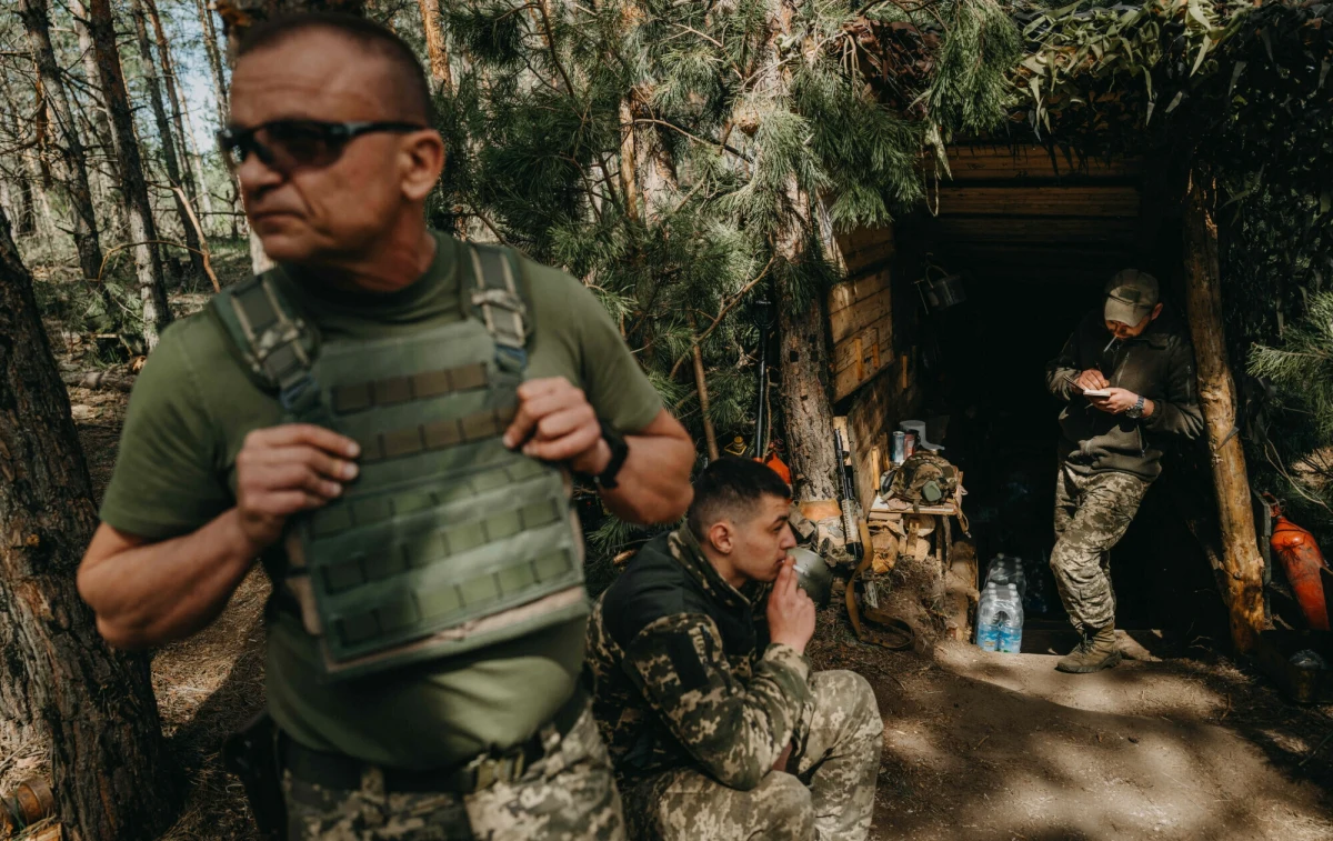 Rosja może przygotowywać atak na Charków i w tym celu intensyfikuje ostrzał miasta, chcąc wypędzić z niego mieszkańców - pisze Bloomberg. Choć Kreml na razie nie ma wystarczających sił, by zająć miasto, to może się wkrótce zmienić. Rosjanie planują bowiem powołać pod broń setki tysięcy mężczyzn.