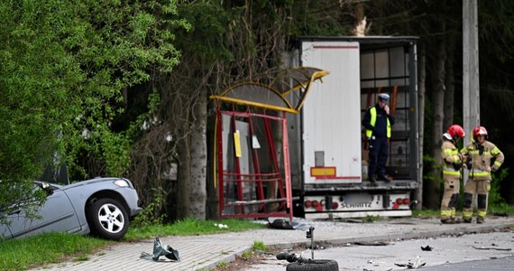 Poważny wypadek w Tyczynie koło Rzeszowa. Osobowy hyundai zjechał na przeciwny pas ruchu i zderzył się z tirem, który z kolei uderzył w volvo, a następnie w przystanek. Osiem osób zostało poszkodowanych, z których pięć trafiło do szpitala.