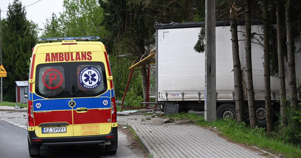  Poważny wypadek koło Rzeszowa. Tir wjechał w przystanek