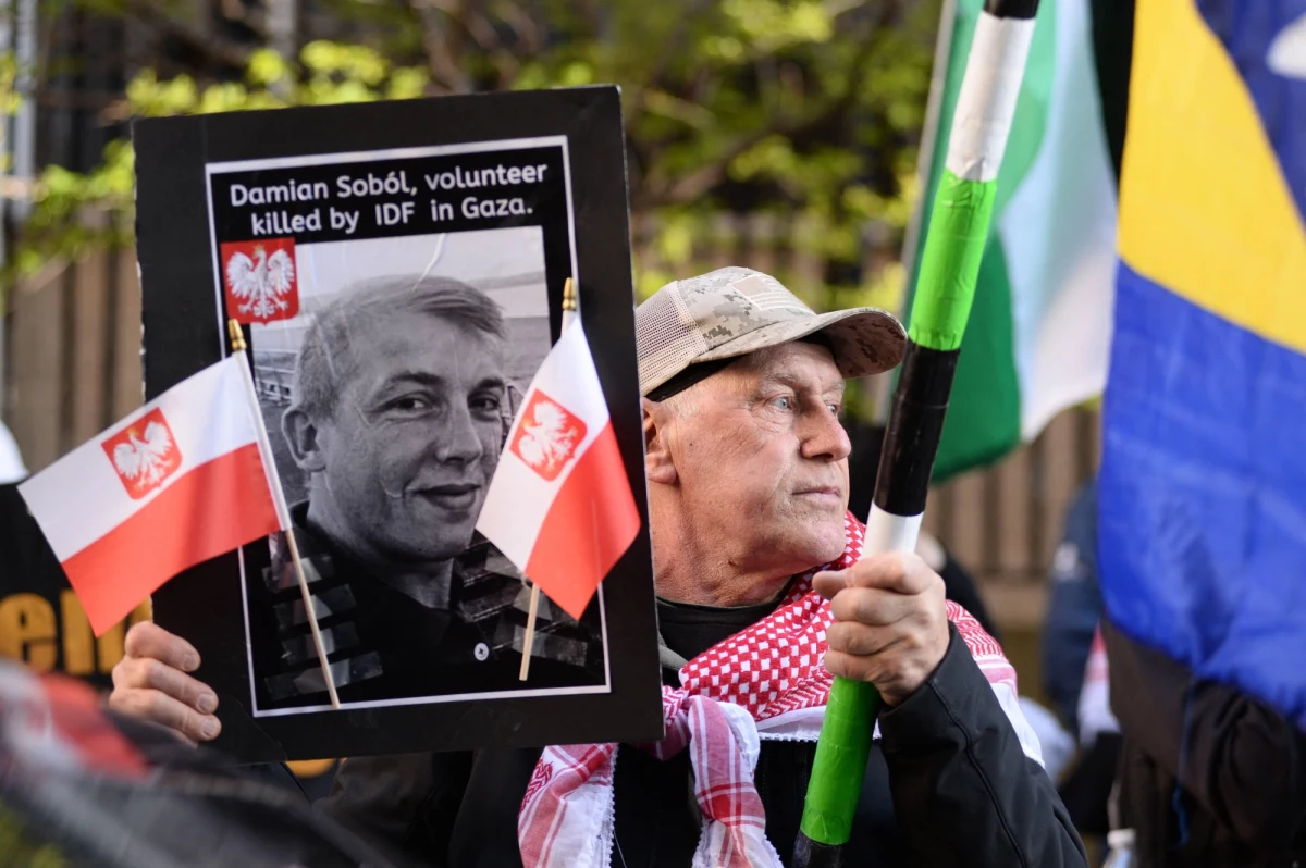 Najwcześniej za miesiąc mają być gotowe do wysłania wnioski o pomoc prawną do Izraela i Autonomii Palestyńskiej - dowiedział się reporter RMF FM. Chodzi o śledztwo dotyczące śmierci polskiego wolontariusza w izraelskim nalocie na konwój humanitarny w Gazie. Te dokumenty trafiły już do Warszawy z prowadzącej postępowanie w tej sprawie prokuratury w Przemyślu.