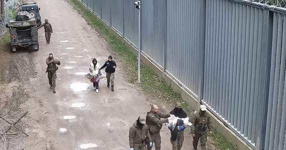 Nietypowa interwencja służb przy granicy w rejonie Białowieży w Podlaskiem. Funkcjonariusze straży granicznej i żołnierze Wojska Polskiego udzielili pomocy kobiecie, która kilkanaście godzin wcześniej urodziła dziecko.
