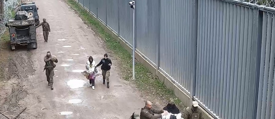Nietypowa interwencja służb przy granicy w rejonie Białowieży w Podlaskiem. Funkcjonariusze straży granicznej i żołnierze Wojska Polskiego udzielili pomocy kobiecie, która kilkanaście godzin wcześniej urodziła dziecko.