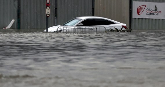 Czegoś takiego w Dubaju nie widzieli już dawno. We wtorek nad miasto nadciągnęła potężna ulewa, która doprowadziła do licznych zalań. Pod wodą znalazło się m.in. międzynarodowe lotnisko i liczne ulice w centrum.