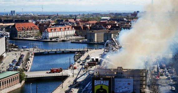 Około godziny 16:00 strażacy poinformowali, że pożar zabytkowego gmachu Starej Giełdy w Kopenhadze jest pod kontrolą. Wciąż pracują na miejscu, dlatego nikt nie mówi jeszcze o szkodach, jakie wyrządził ogień w liczącym 400 lat budynku. Są i tacy, którzy mają odwagę przyznać, że ten jeden z najstarszych w stolicy Danii budynków został całkowicie zniszczony. Po tym jak zawaliła się charakterystyczna wieża z iglicą, mieszkańców zaczęli mówić: "To nasza Notre Dame".