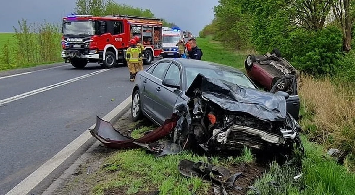 Dwie osoby zginęły w wyniku zderzenia dwóch samochodów osobowych w Świebodzinie w Lubuskiem. Jedna osoba została zabrana do szpitala.
