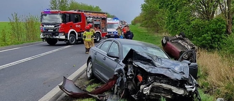 Dwie osoby zginęły w wyniku zderzenia dwóch samochodów osobowych w Świebodzinie w Lubuskiem. Jedna osoba została zabrana do szpitala.