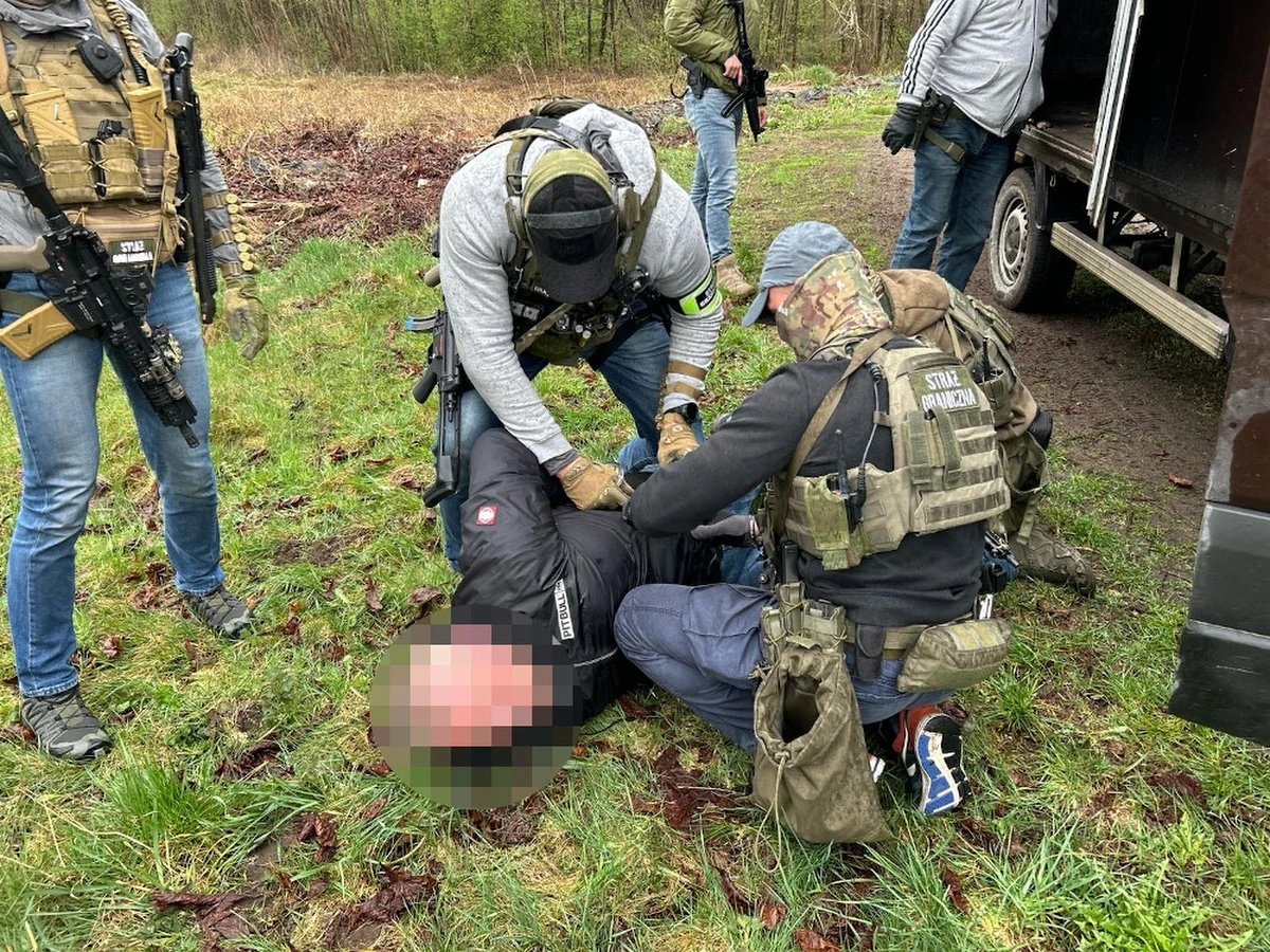 Stołeczna policja zatrzymała 8 osób, które zajmowały się kradzieżą aut i ich sprzedawaniem. Członkowie grupy usłyszeli już zarzuty. 