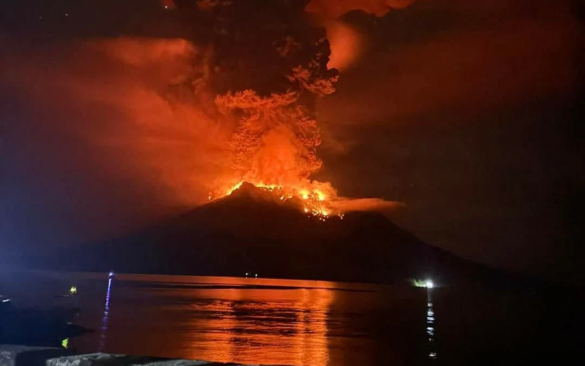 Po erupcji wulkanu na wyspie Ruang w Indonezji ewakuowano co najmniej 800 mieszkańców - powiadomiły krajowe służby wulkanologiczne. Władze zakazały zbliżania się do wulkanu na odległość mniejszą niż cztery kilometry.