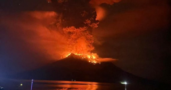 Po erupcji wulkanu na wyspie Ruang w Indonezji ewakuowano co najmniej 800 mieszkańców - powiadomiły krajowe służby wulkanologiczne. Władze zakazały zbliżania się do wulkanu na odległość mniejszą niż cztery kilometry.