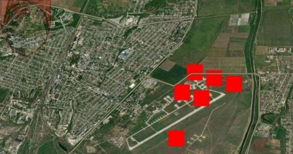 Eksplozje na lotnisku wojskowym w Dżankoju na okupowanym przez Rosję. Nad ranem w sieciach społecznościowych pojawiły się doniesienia o sześciu ogniskach pożarów na terenie tego obiektu - poinformowała niezależna rosyjska telewizja Nastojaszczeje Wriemia.