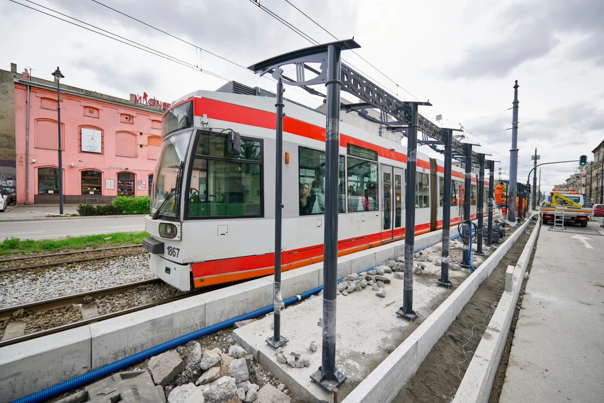 Dobiega końca przebudowa słynnej ul. Legionów w Łodzi. To na tej ulicy drogowcy zabetonowali samochód, który nieprawidłowo zaparkował właściciel. W ramach tej przebudowy powstają także nowe przystanki MPK na skrzyżowaniu ulic Zachodniej i Legionów.