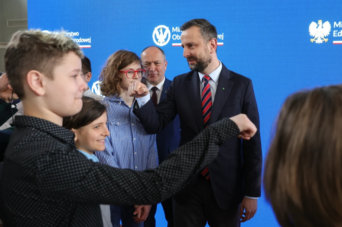 Z bezpieczeństwem i przygotowaniem na zagrożenia należy się oswajać - uważa szef MON Władysław Kosiniak-Kamysz i dodaje, że bezpieczeństwa kraju nie można opierać wyłącznie na silnej armii. Ważne są jeszcze odporność i siła społeczeństwa. Szkolny program "Edukacja z wojskiem" ma objąć 3,5 tys. szkół podstawowych i ponadpodstawowych. Dziś Kosiniak-Kamysz podpisał list intencyjny w sprawie programu.