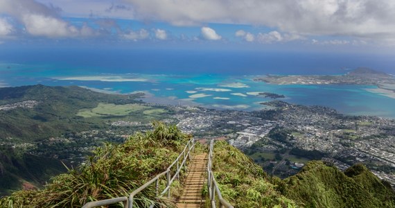 Hawajskie władze zdemontują słynne schody do nieba. Burmistrz Honolulu argumentuje tę decyzję względami bezpieczeństwa. Mimo zakazu, wielu turystów wybiera się na ekstremalną wycieczkę po obiekcie. 