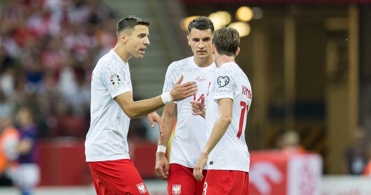 Jakub Kiwior (w środku), z lewej Jan Bednarek, z prawej Jakub Kamiński