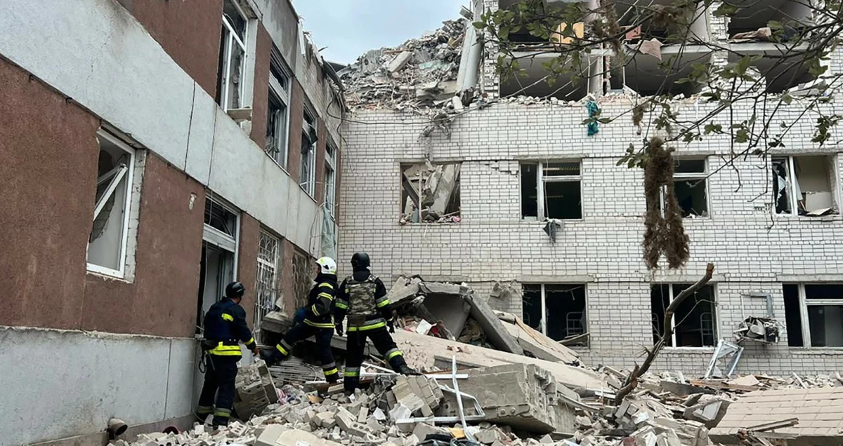 Rosjanie zaatakowali w pobliżu centrum Czernihowa - miasta na północnym-wschodzie Ukrainy. Władze obwodowe donoszą o trzech rakietach, rannych i zabitych.