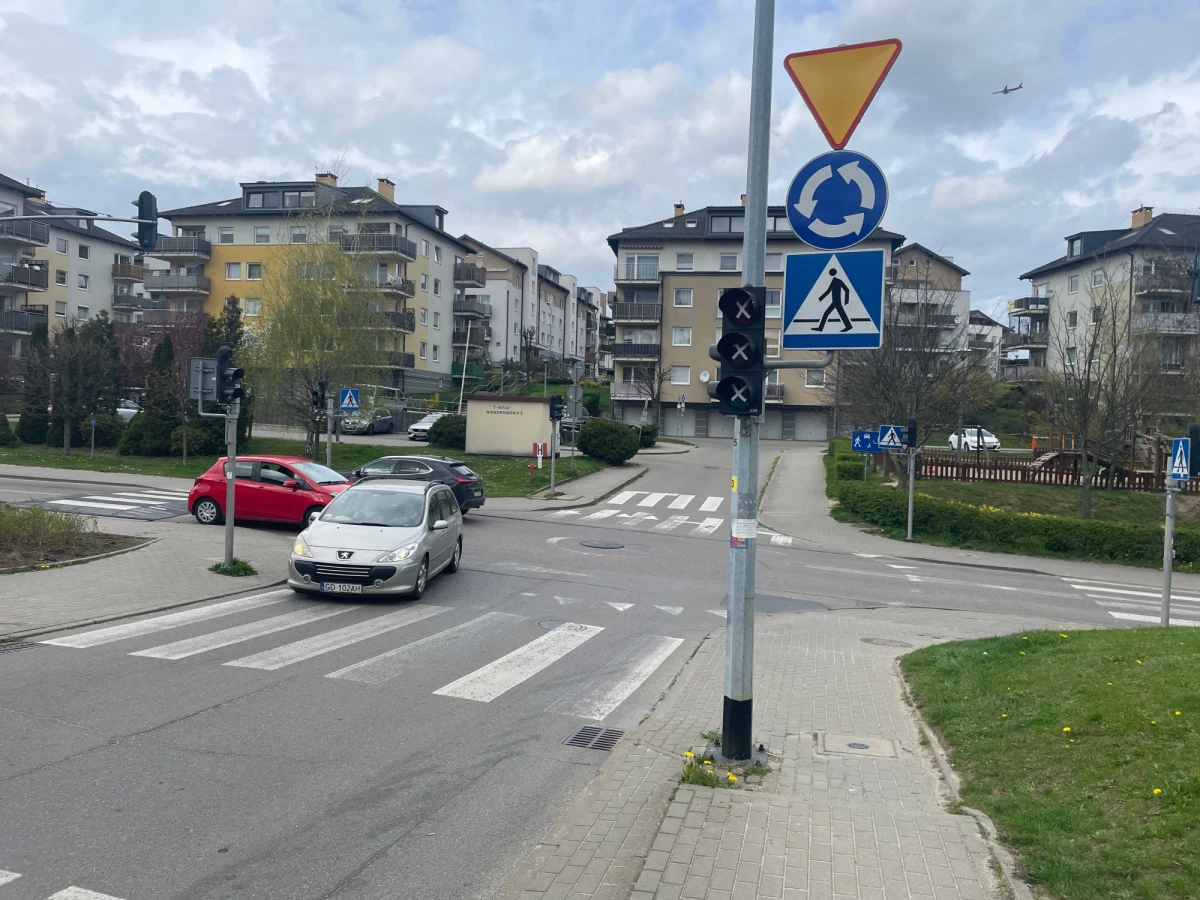 Sygnalizatory przekreślone krzyżykami, rondo wielkości studzienki kanalizacyjnej, stare pasy mylące się z nowymi – tak wygląda skrzyżowanie ulic Nieborowskiej i Królowej Bony w gdańskiej dzielnicy Chełm. Jak dowiedzieliśmy się w mieście, opracowany został projekt zmian, który ma poprawić czytelność skrzyżowania. 