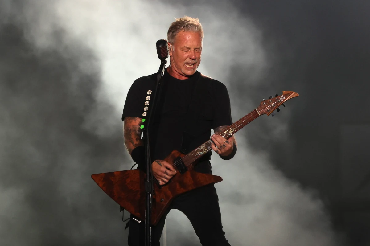 James Hetfield współzałożyciel Metalliki zaprezentował fanom swój najnowszy tatuaż, który stanowi niezwykły hołd dla Lemmy’ego Kilmistera. W opublikowanym na Instagramie poście Hetfield zdradził, że tusz został zmieszany z prochami nieżyjącego lidera zespołu Motörhead.