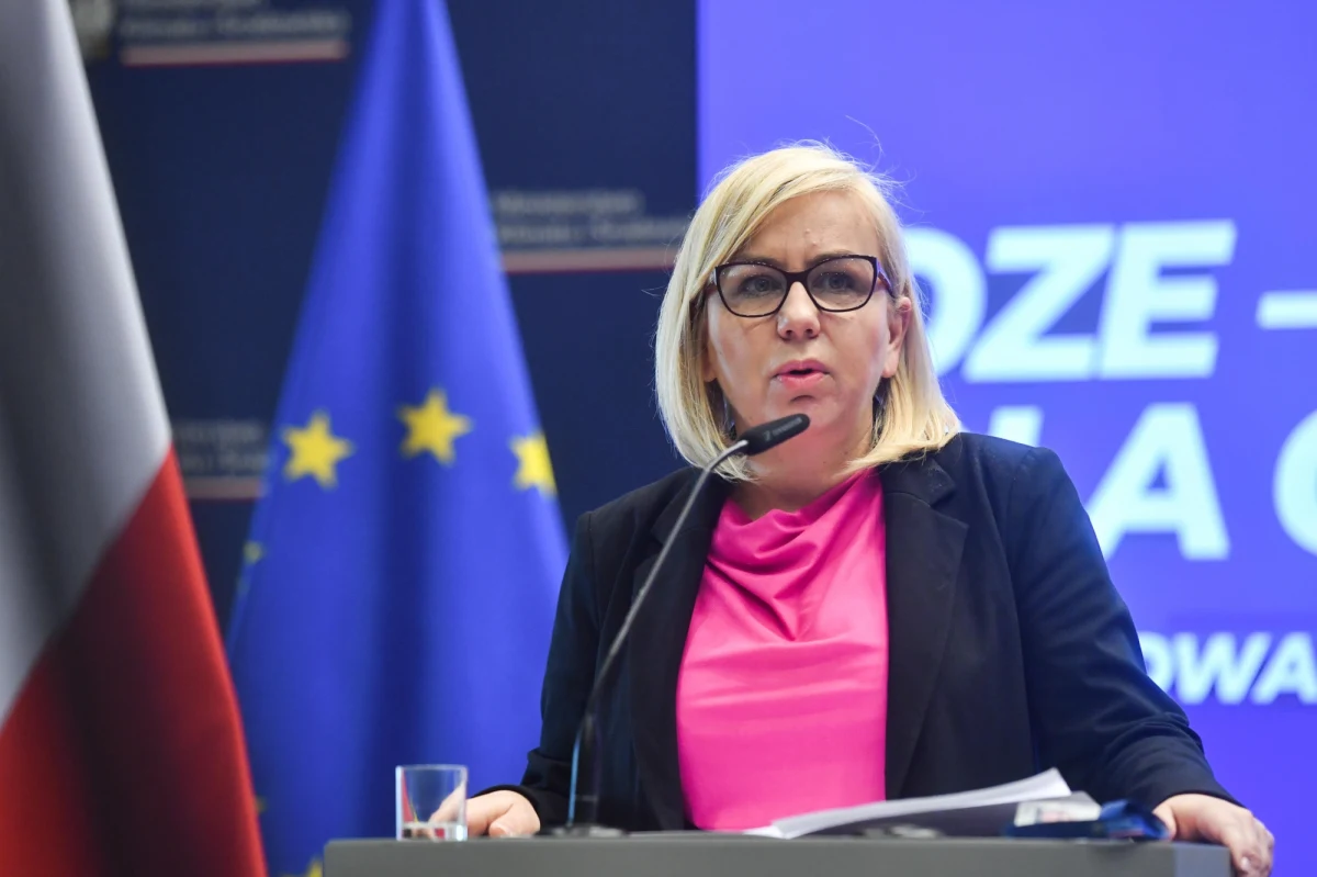 Maksymalna cena energii elektrycznej w wysokości 500 zł za MWh dotyczyć będzie wszystkich gospodarstw domowych – poinformowała minister klimatu i środowiska Paulina Hennig-Kloska.