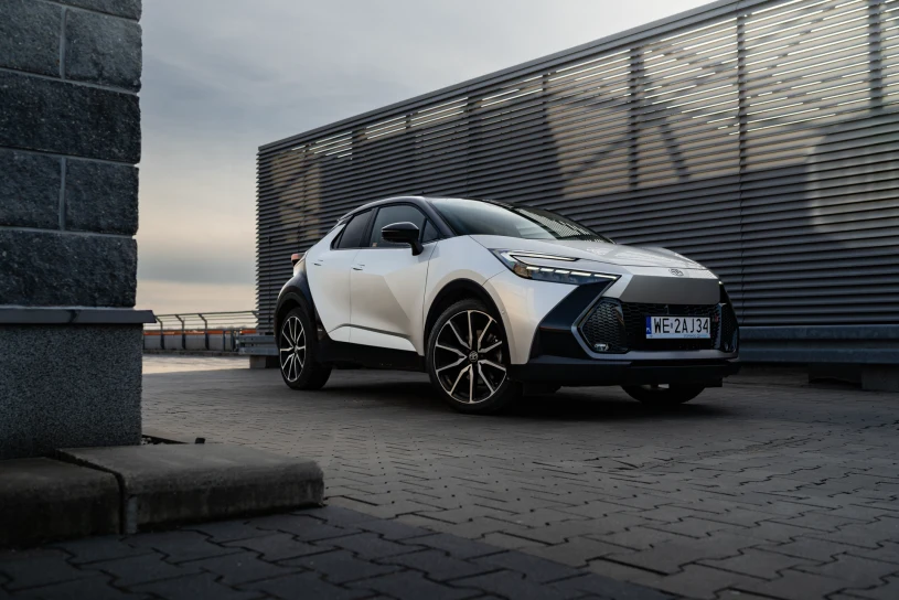 Toyota sprawdzi, jak jeździsz. Zniżka za jazdę na prądzie
