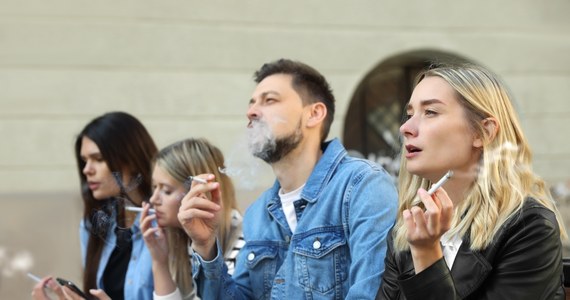 Brytyjska Izba Gmin zagłosowała za drakońską ustawą antynikotynową. Według niej osoby urodzone po roku 2009 nie będą już nigdy mogły kupić legalnie papierosów.  
