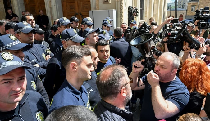 "Rosyjska ustawa" wywołała tłumne protesty. Miedwiediew o "hollywoodzkiej ręce"