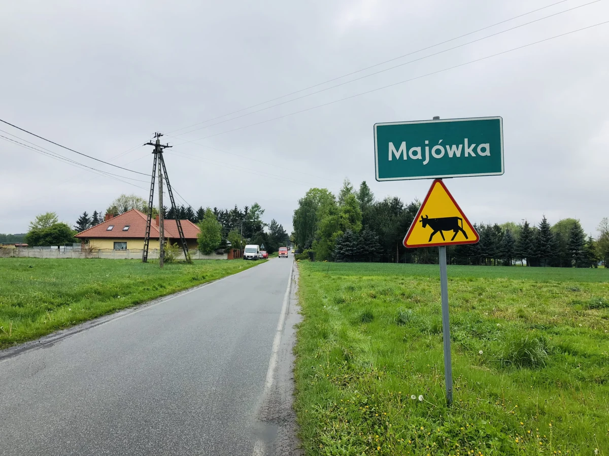 Jest takie miejsce w Polsce, gdzie mieszkańcy nie muszą wyjeżdżać na majówkę, bo... mieszkają w Majówce. Mowa o wsi Majówka pod Pabianicami w Łódzkiem. Na dwa tygodnie przed majówką zaglądamy do tej sielskiej wsi.
